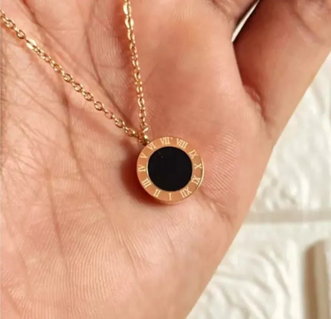 Roman Elegance Pendant Necklace – Rose Gold & Midnight Black