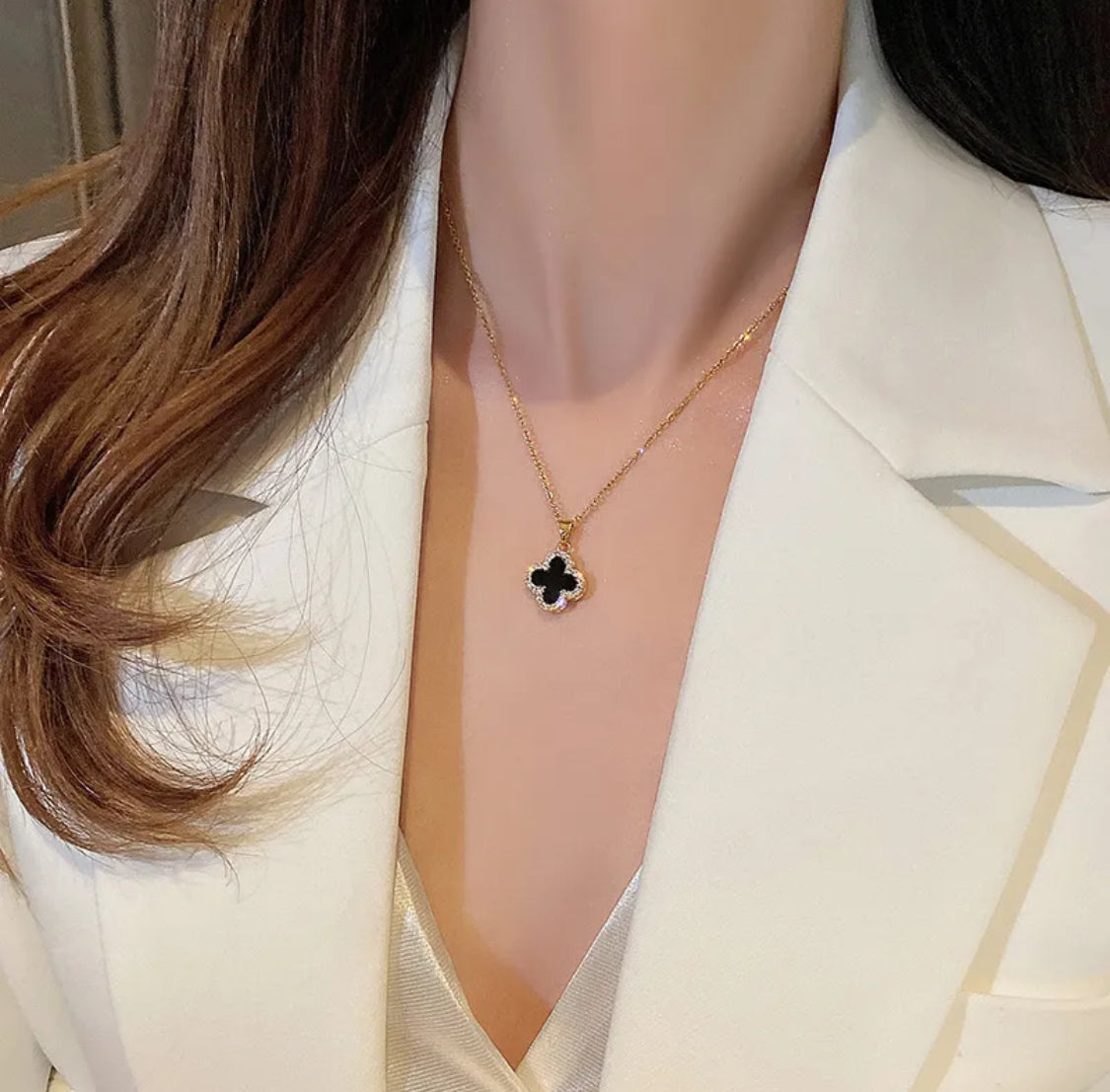 Elegant Gold Clover Pendant Necklace – Minimalist Luxury Charm