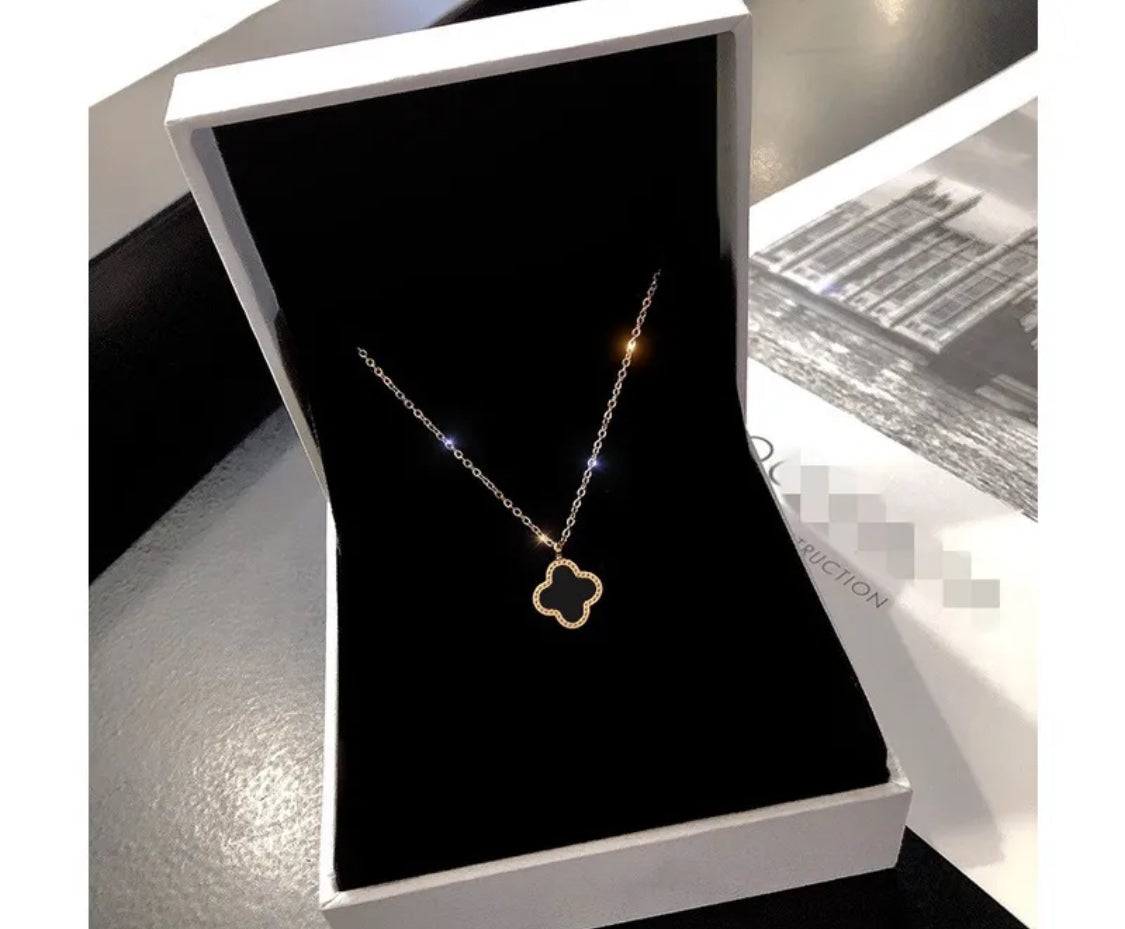 Elegant Gold Clover Pendant Necklace – Minimalist Luxury Charm