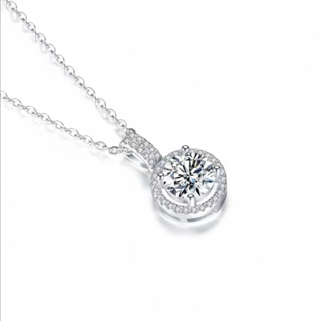 Elegant Round Crystal Pendant Necklace – Silver Shine